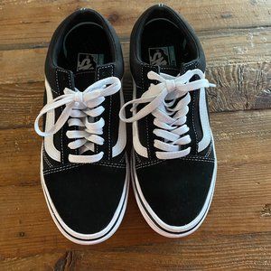 NEW!! Womens Vans, Classic style-Comfy Cush, sz 9 Black and White